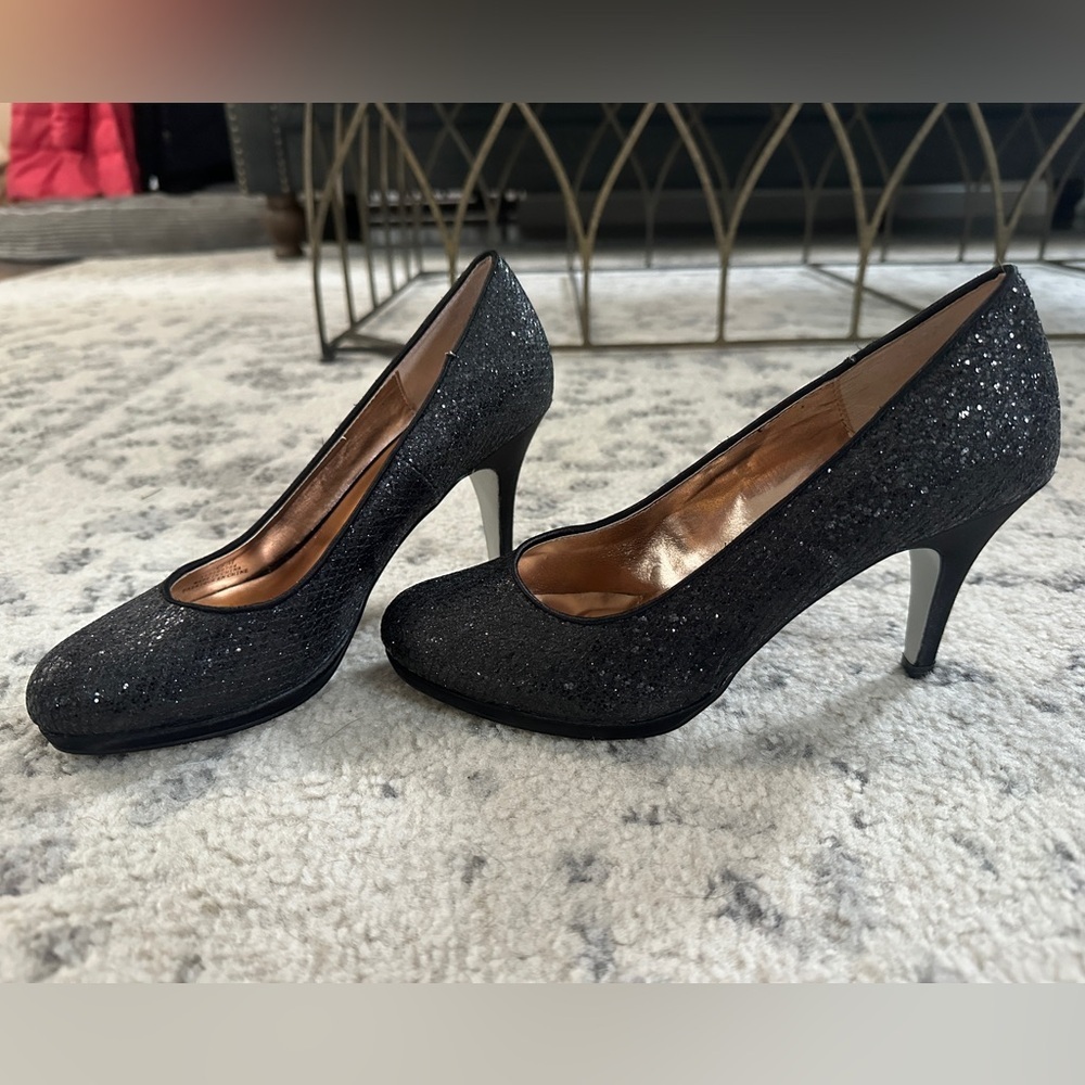 Greenwich village black shiny close toed heels | size 6
